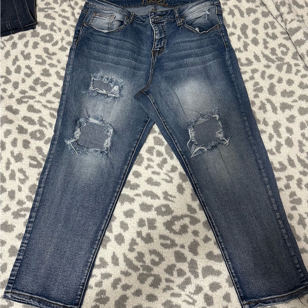 Relaxed Blue Distressed Capri